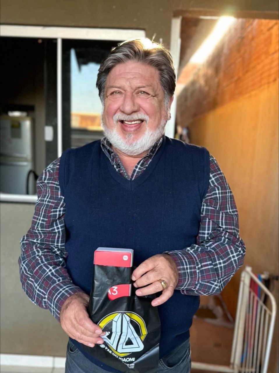 Cliente sorrindo e segurando sua compra do Pai do Xiaomi