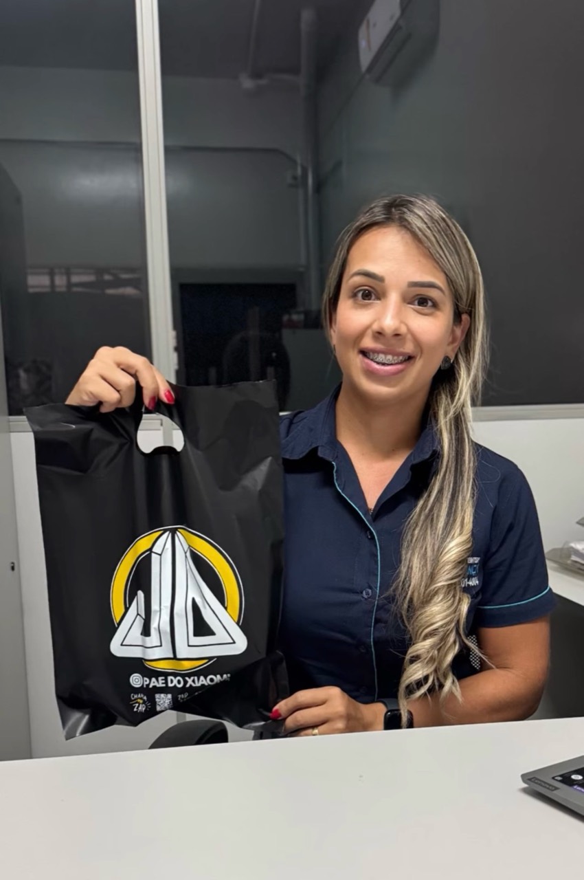 Cliente no trabalho segurando a sacola do Pai do Xiaomi
